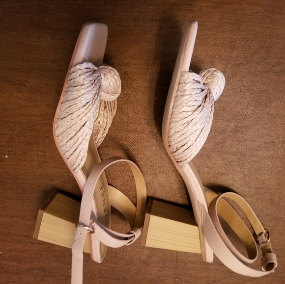 NWT Journee off white Galinda sandals size 7. Beautiful! - Picture 7 of 10